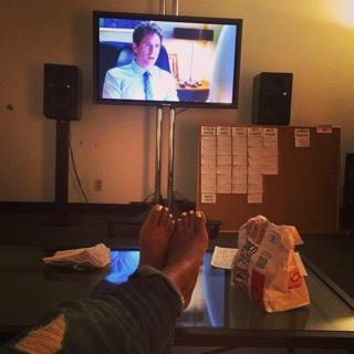 Mindy Kaling feet photo thumbnail