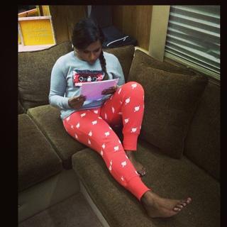 Mindy Kaling feet photo thumbnail