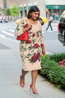 Mindy Kaling feet photo thumbnail