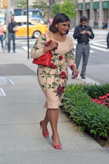 Mindy Kaling feet photo thumbnail
