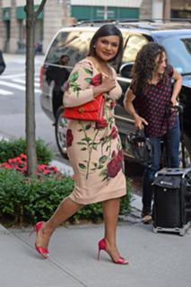 Mindy Kaling feet photo thumbnail