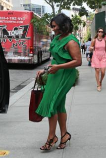 Mindy Kaling feet photo thumbnail