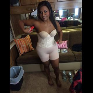 Mindy Kaling feet photo thumbnail
