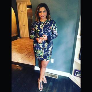 Mindy Kaling feet photo thumbnail