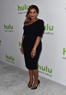 Mindy Kaling feet photo thumbnail