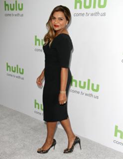 Mindy Kaling feet photo thumbnail