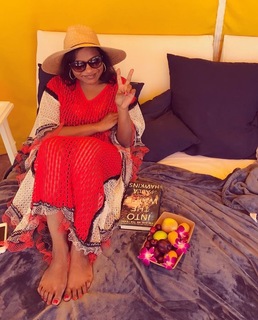 Mindy Kaling feet photo thumbnail