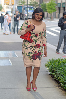 Mindy Kaling feet photo thumbnail