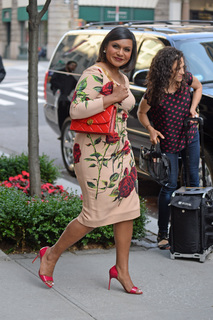 Mindy Kaling feet photo thumbnail