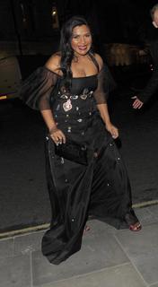 Mindy Kaling feet photo thumbnail