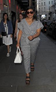 Mindy Kaling feet photo thumbnail