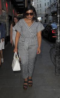 Mindy Kaling feet photo thumbnail
