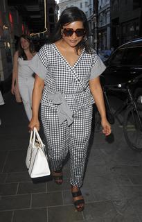 Mindy Kaling feet photo thumbnail