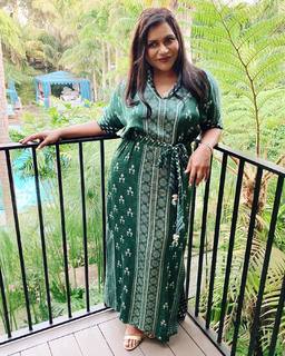 Mindy Kaling feet photo thumbnail