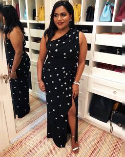 Mindy Kaling feet photo thumbnail