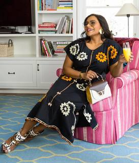 Mindy Kaling feet photo thumbnail