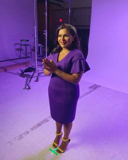 Mindy Kaling feet photo thumbnail