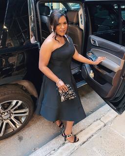 Mindy Kaling feet photo thumbnail