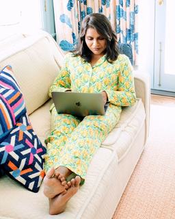 Mindy Kaling feet photo thumbnail