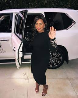 Mindy Kaling feet photo thumbnail