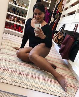 Mindy Kaling feet photo thumbnail