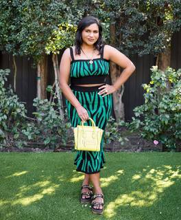 Mindy Kaling feet photo thumbnail