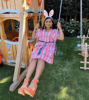 Mindy Kaling feet photo thumbnail