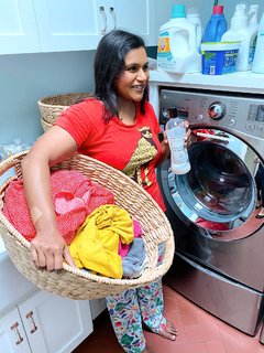 Mindy Kaling feet photo thumbnail