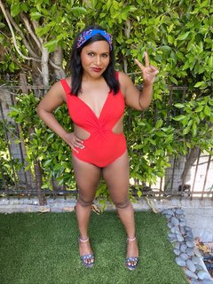 Mindy Kaling feet photo thumbnail