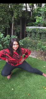 Mindy Kaling feet photo thumbnail