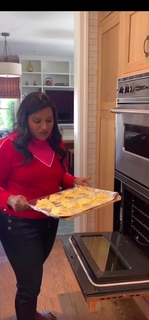 Mindy Kaling feet photo thumbnail