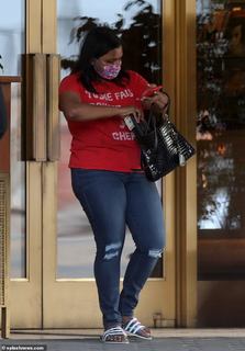 Mindy Kaling feet photo thumbnail