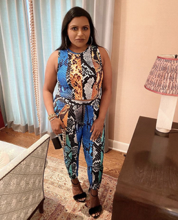 Mindy Kaling feet photo thumbnail