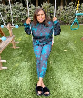 Mindy Kaling feet photo thumbnail