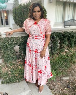 Mindy Kaling feet photo thumbnail
