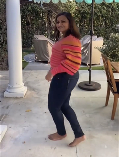 Mindy Kaling feet photo thumbnail