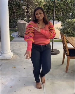 Mindy Kaling feet photo thumbnail
