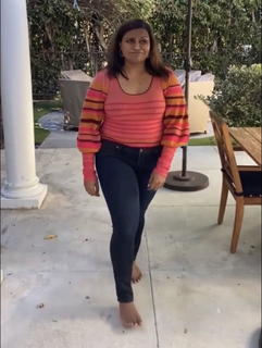 Mindy Kaling feet photo thumbnail