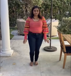 Mindy Kaling feet photo thumbnail