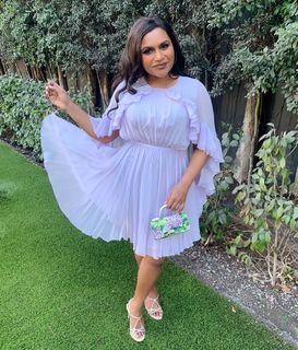 Mindy Kaling feet photo thumbnail