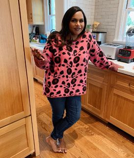 Mindy Kaling feet photo thumbnail