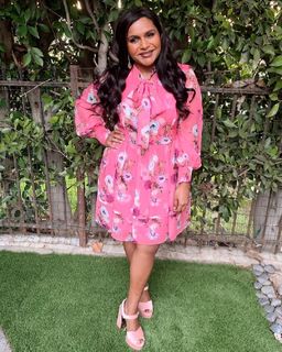 Mindy Kaling feet photo thumbnail