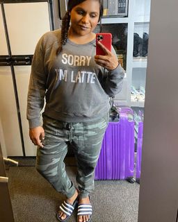 Mindy Kaling feet photo thumbnail