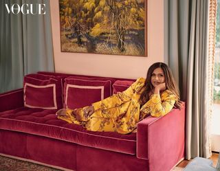 Mindy Kaling feet photo thumbnail