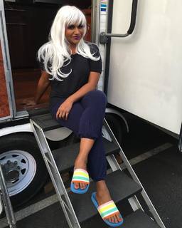 Mindy Kaling feet photo thumbnail