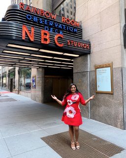 Mindy Kaling feet photo thumbnail