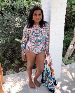 Mindy Kaling feet photo thumbnail