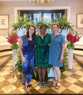 Mindy Kaling feet photo thumbnail