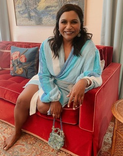 Mindy Kaling feet photo thumbnail