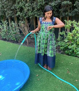 Mindy Kaling feet photo thumbnail